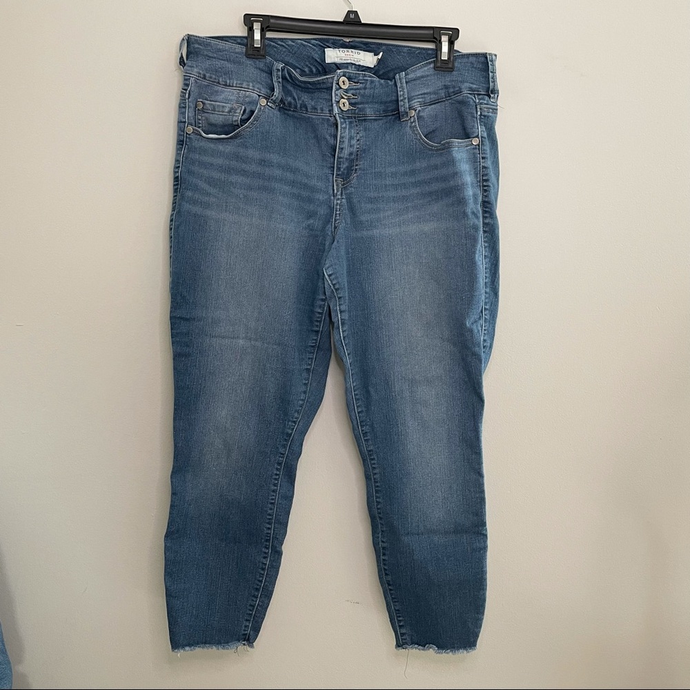 TORRID PLUS SIZE Denim 16R Blue Jean Capri